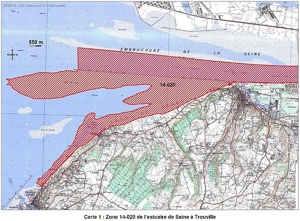 Carte topographique de l'estuaire de la Seine entre Honfleur et Trouville-sur-Mer, montrant la zone 14-020 délimitée par un hachurage rouge. La zone 14-020 couvre une partie de l'estuaire, incluant des zones maritimes et côtières, s'étendant sur environ 550 mètres vers le large. Les villes de Honfleur et de Trouville-sur-Mer sont visibles à l'est et à l'ouest de la carte respectivement. Le titre de la carte est 'Zone 14-020 de l'estuaire de Seine à Trouville'.