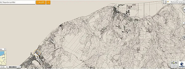 Capture d'écran d'une carte détaillée de Trouville-sur-Mer et de ses environs, extraite du site Géoportail. La carte montre une vue en noir et blanc des zones urbaines, des routes et des parcelles de terrain. Trouville-sur-Mer se trouve sur la gauche de la carte, à la côte. Le détail du relief, des bâtiments, des chemins et des infrastructures locales est très fin. En bas à droite, les logos de l'IGN et du CNES sont visibles, indiquant les sources des données cartographiques. Une barre d'échelle est présente en bas à gauche, indiquant 1 km.